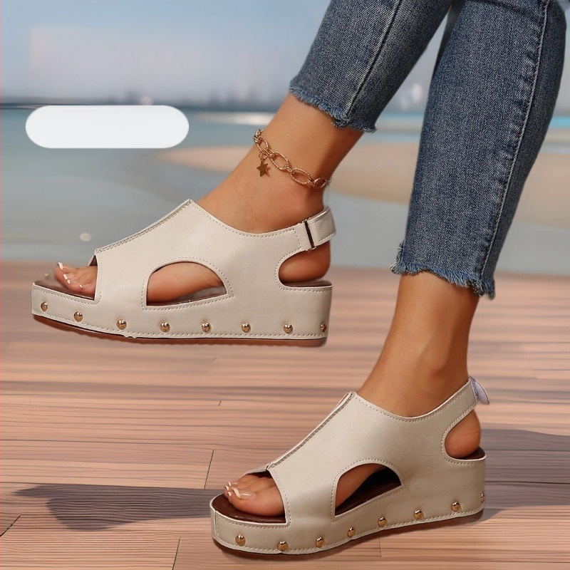 Határokon átnyúló európai és amerikai muffin vastag talpú magas sarkú női szandálok 2025 új tépőzáras plus size szegecs lapos sarkú szandálok