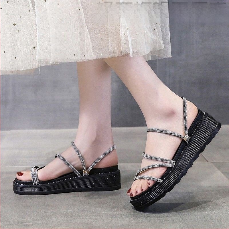 Kétrészes szandálok női nyári lapos talpú nyári szezon internethírű sokoldalú vízgyémánt szandálok vastag talpú szabadtéri viselet