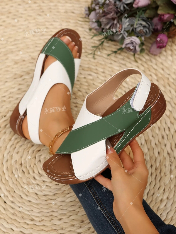 Külkereskedelmi molett méretű, színben illő, vastag aljú, üreges strandszandálok 2024 tavasszal és ősszel, új, lapos, ék alakú, halszájszandál nőknek.