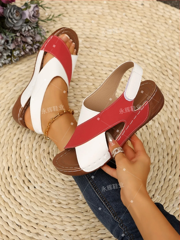 Külkereskedelmi molett méretű, színben illő, vastag aljú, üreges strandszandálok 2024 tavasszal és ősszel, új, lapos, ék alakú, halszájszandál nőknek.