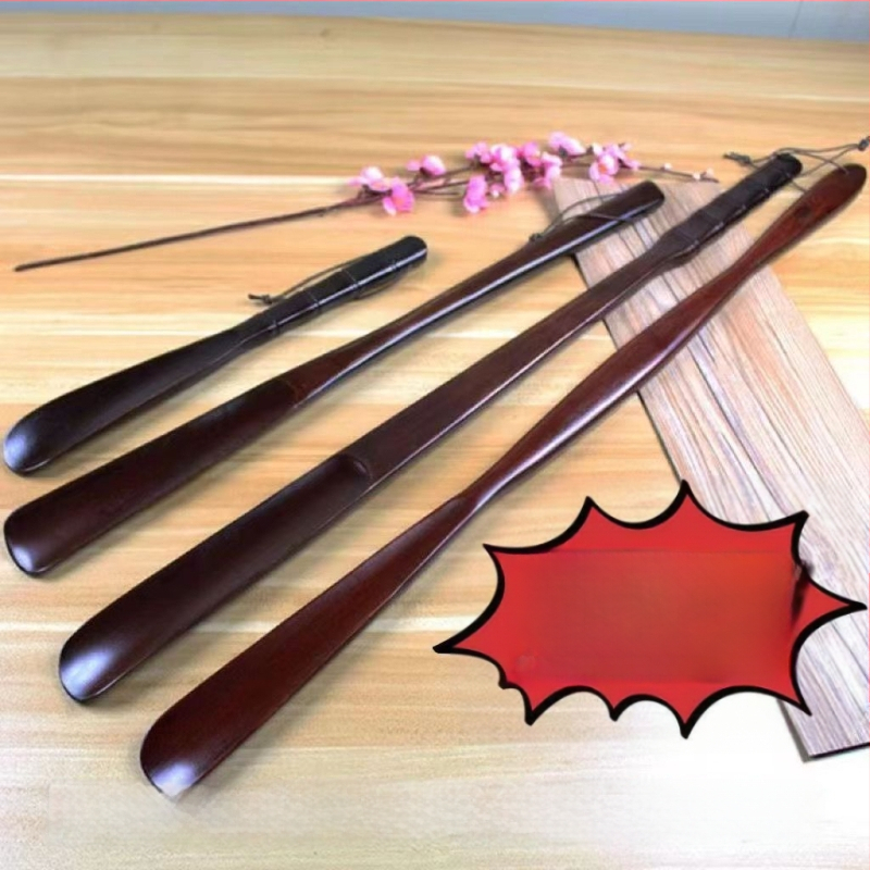 Täispuidust kingatõmmits majapidamises, pika käepidemega, eakad rasedad naised, mitte painutatud kingatõmmits, kulunud kinga artefakt, puidust kingatõmmits, säästab aega