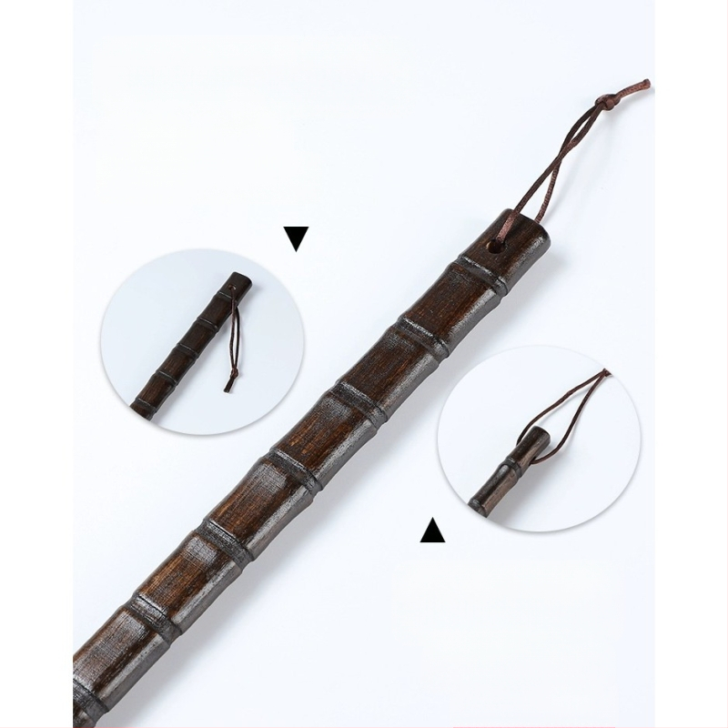 Täispuidust kingatõmmits majapidamises, pika käepidemega, eakad rasedad naised, mitte painutatud kingatõmmits, kulunud kinga artefakt, puidust kingatõmmits, säästab aega