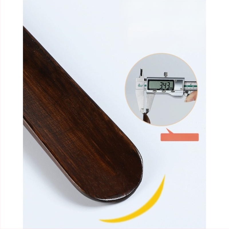 Täispuidust kingatõmmits majapidamises, pika käepidemega, eakad rasedad naised, mitte painutatud kingatõmmits, kulunud kinga artefakt, puidust kingatõmmits, säästab aega