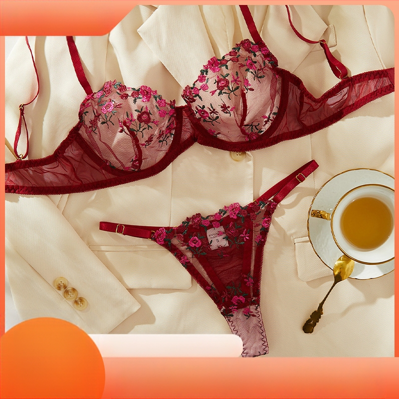 Vyno raudonumo plona moteriška didelės krūtinės S plius dydžio liemenėlė su surinkimais, ne plieniniais žiedais, reguliuojamo ilgio apatiniai be žymių.