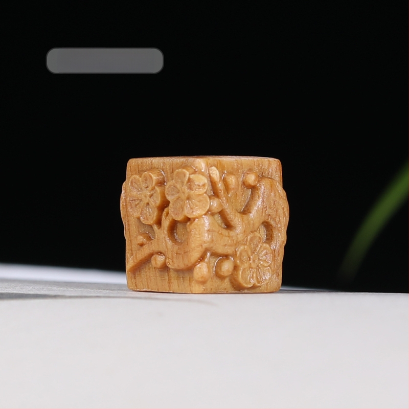 Sandalkoka grebta plūmju ziedu kvadrātveida teksta aproces aksesuāri, pašu darināta mobilā tālruņa ķēdes somas kulona kulona aksesuāri vairumtirdzniecībā