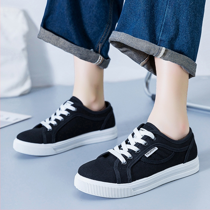 Audekla apavi sievietēm 2025. gada pavasarim un vasarai. Jauni populāri sporta apavi ar mīkstu zoli, moderni un daudzpusīgi ikdienas apavi ar plakanu zoli, balti.