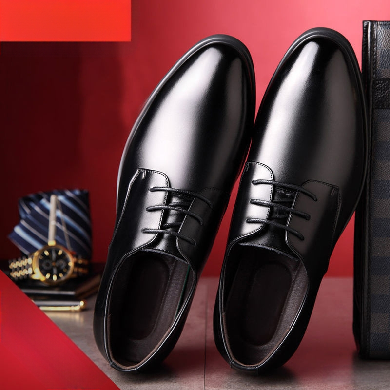 Tikros minkštos odos odiniai batai už specialią kainą. Vyriški madingi laisvalaikio odiniai batai. Jaunimo verslo darbo batai. Vyriški mada.