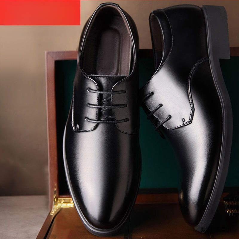 Tikros minkštos odos odiniai batai už specialią kainą. Vyriški madingi laisvalaikio odiniai batai. Jaunimo verslo darbo batai. Vyriški mada.