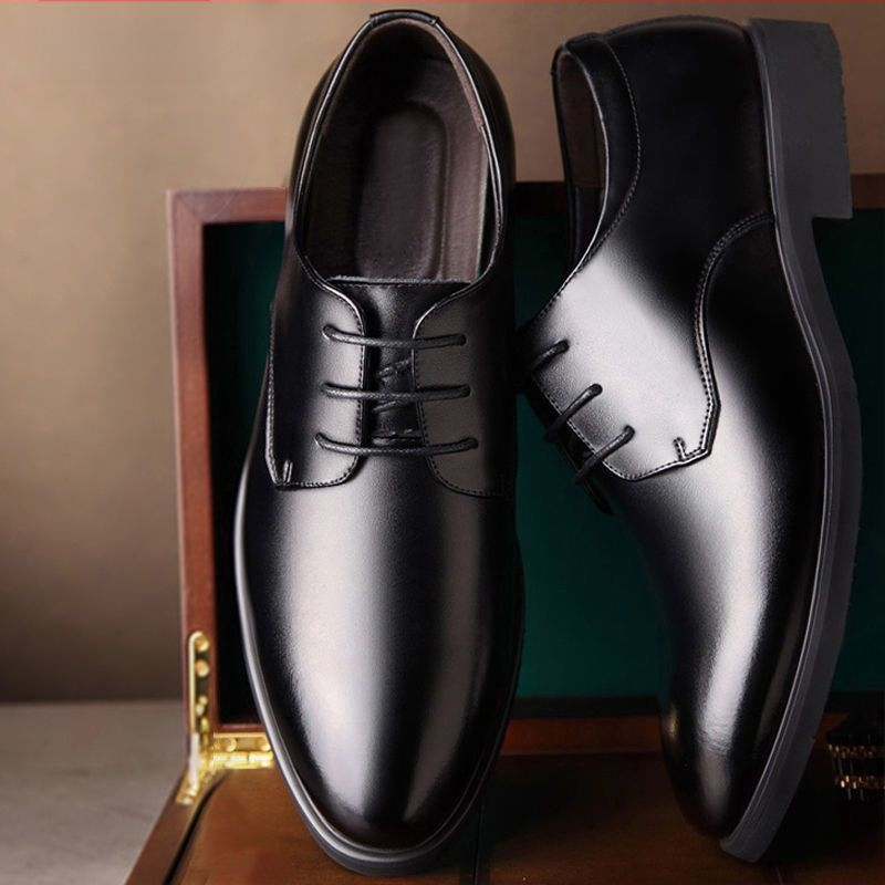 Tikros minkštos odos odiniai batai už specialią kainą. Vyriški madingi laisvalaikio odiniai batai. Jaunimo verslo darbo batai. Vyriški mada.