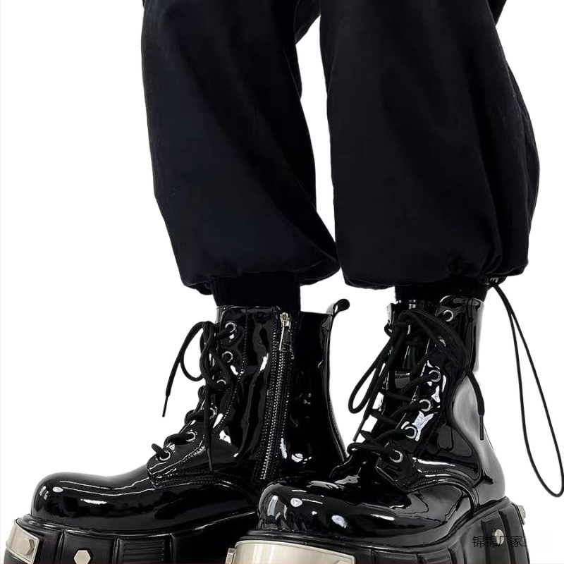 Vyriški storapadžiai Martino aulinukai, nišiniai, pankroko stiliaus, poroms skirti, užtrauktuku užsegami, britiški, dideli aulinukai, europietiški ir amerikietiški, brokatiniai.