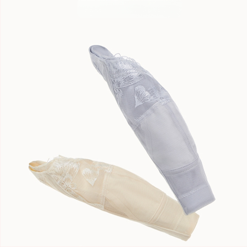 Plius dydžio moteriški pilno kaušelio apatiniai su didele krūtinė, maža krūtinė, reguliuojamo dydžio pagalbinė krūtinė, apsauganti nuo nukarimo, plona tiesinanti liemenėlė.