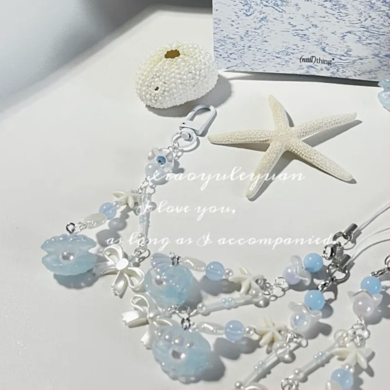 [Zilā gliemežvāka] Ar rokām darināta pērlīšu piekariņa ar zilu jūras leģendu, vēja atslēgu piekariņa soma, kameras ķēdīte