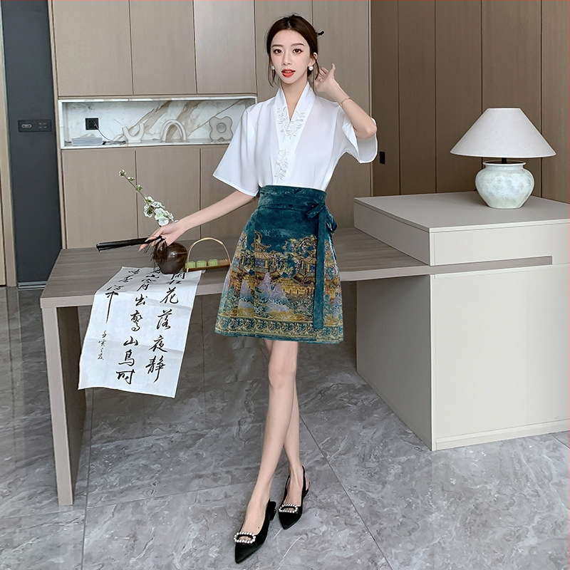 Ljeto 2024. Novi kineski stil, mali čovjek s ovratnikom, izvezeni top, kratka jednodijelna suknja s printom konja, moderna