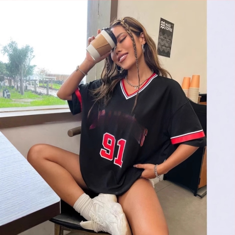 Dámske voľné tričko s potlačou európskych a amerických športov Los Angeles s pruhovaným lemom a výstrihom do V