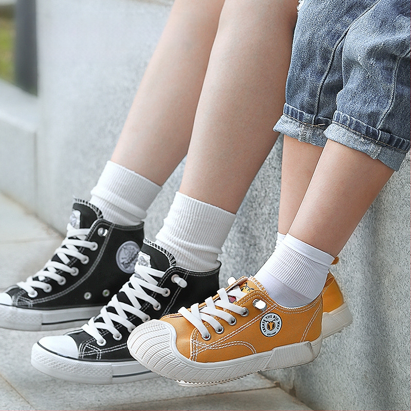 Laisvi, tingūs batraiščių artefaktai, vyriški ir moteriški, maži balti bateliai, vaikiški, laisvi, be raištelių, juodi ir balti, plokščii batraiščių virvės sagtis