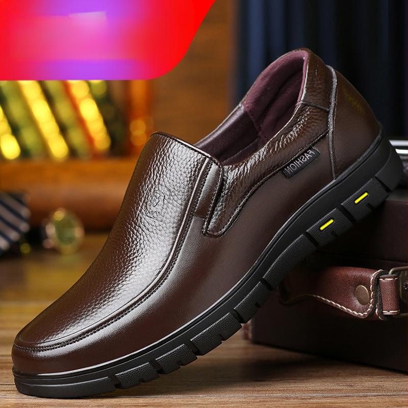 Pantofi de iarnă din bumbac cald, căptușiți cu fleece, 2024, pantofi noi din piele pentru bărbați, strat de cap din piele, cu fund moale, pantofi de afaceri pentru tați de vârstă mijlocie