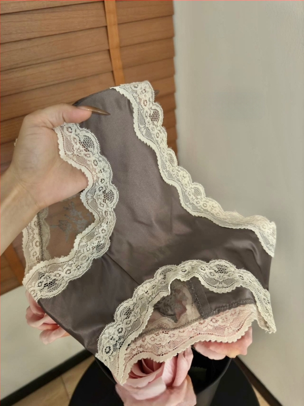 Seksualūs nėriniuoti atlasiniai moteriški apatiniai, seksualūs, tuščiaviduriai, gryno noro tinklelio, nėriniuoti kaspino formos kelnaitės, medvilninis tarpkojis.