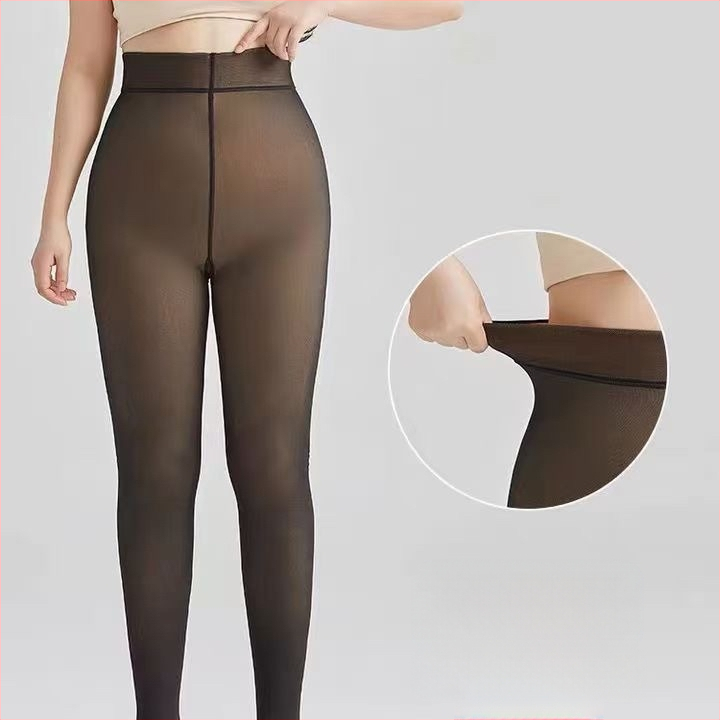 2025 m. populiarios vieno žodžio tarpkojo skersinio apvado juodos permatomos, vilnos pamušalu pamuštos, storinančios, liekninančios tamprės moterims su basomis kojomis. Artifact pėdkelnės.