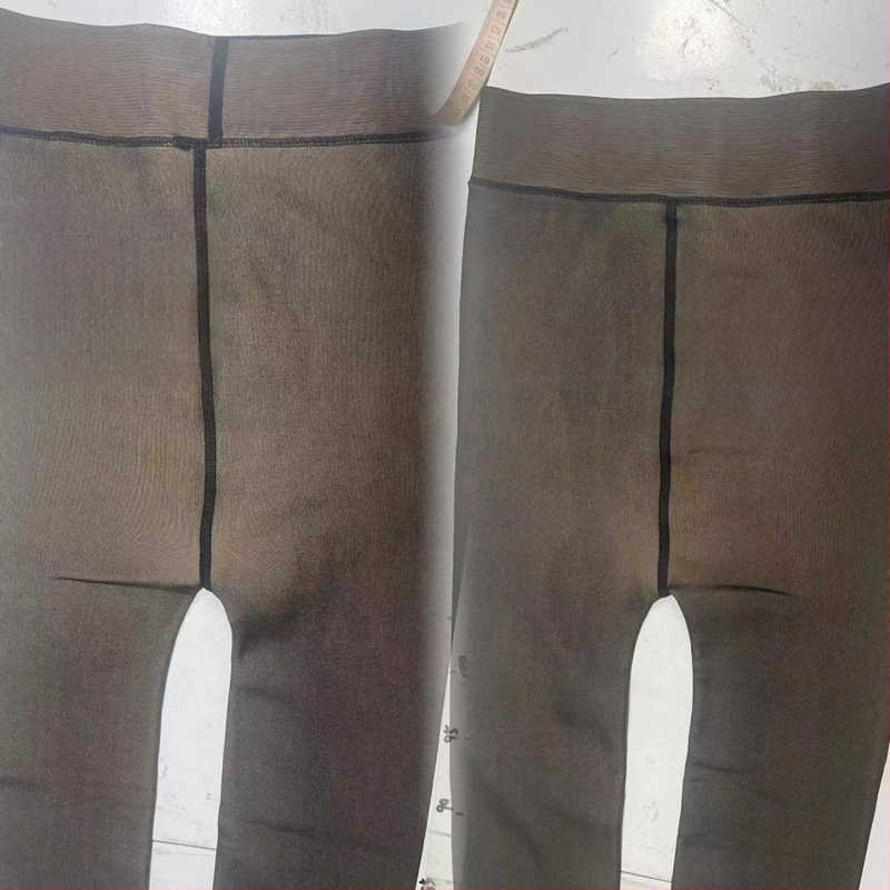 2025 m. populiarios vieno žodžio tarpkojo skersinio apvado juodos permatomos, vilnos pamušalu pamuštos, storinančios, liekninančios tamprės moterims su basomis kojomis. Artifact pėdkelnės.