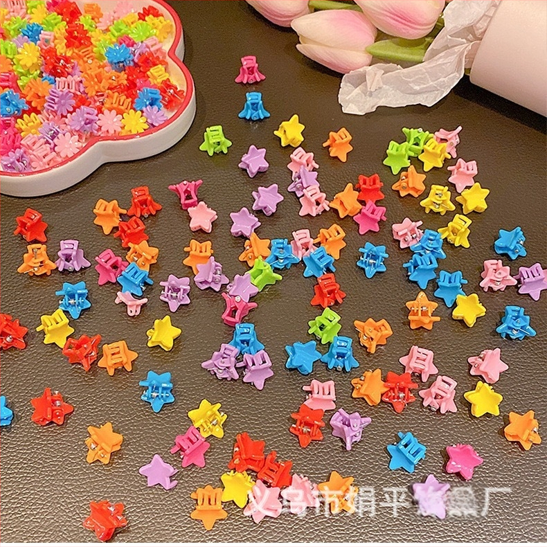 100 vnt. pakuotė ~ Mini segtukai, raudoni, purtomi, vaikiški kirpčiukai, nulūžę plaukai, maži segtukai, dovanų kioskas, kuriame parduodami segtukai