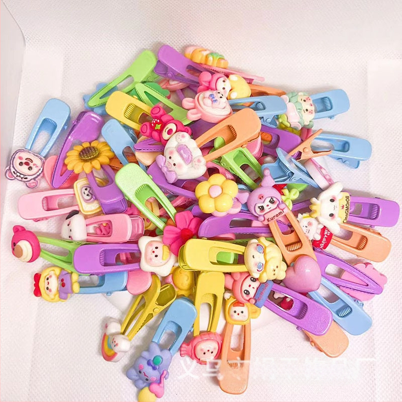 100 vnt. pakuotė ~ Mini segtukai, raudoni, purtomi, vaikiški kirpčiukai, nulūžę plaukai, maži segtukai, dovanų kioskas, kuriame parduodami segtukai