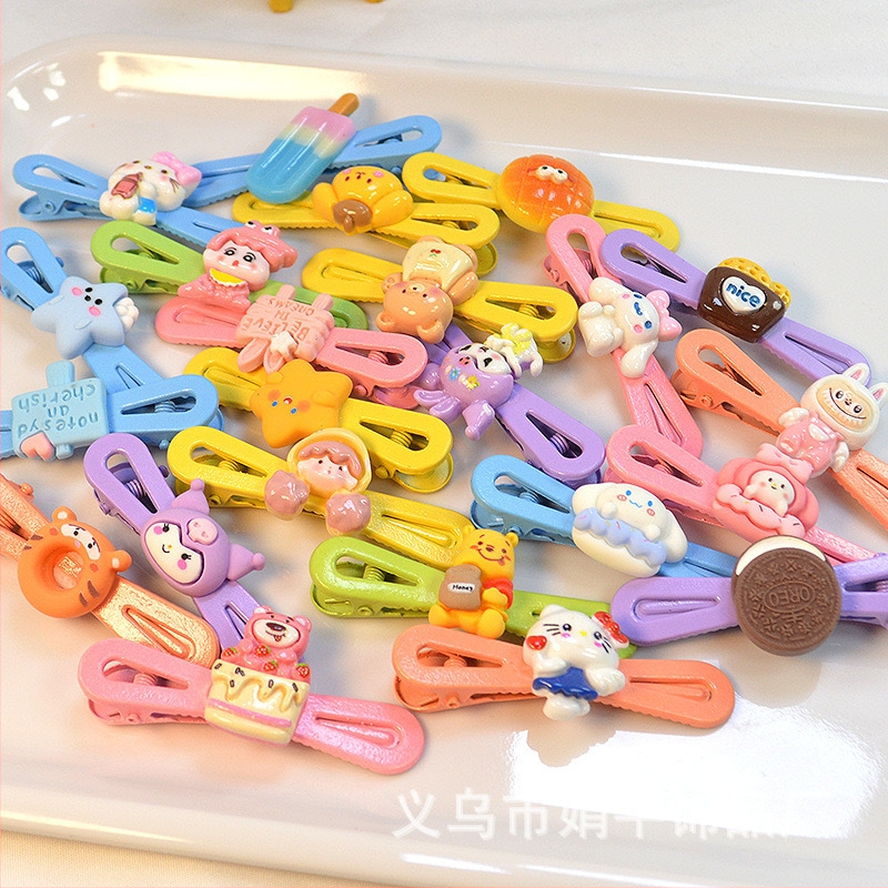 100 vnt. pakuotė ~ Mini segtukai, raudoni, purtomi, vaikiški kirpčiukai, nulūžę plaukai, maži segtukai, dovanų kioskas, kuriame parduodami segtukai