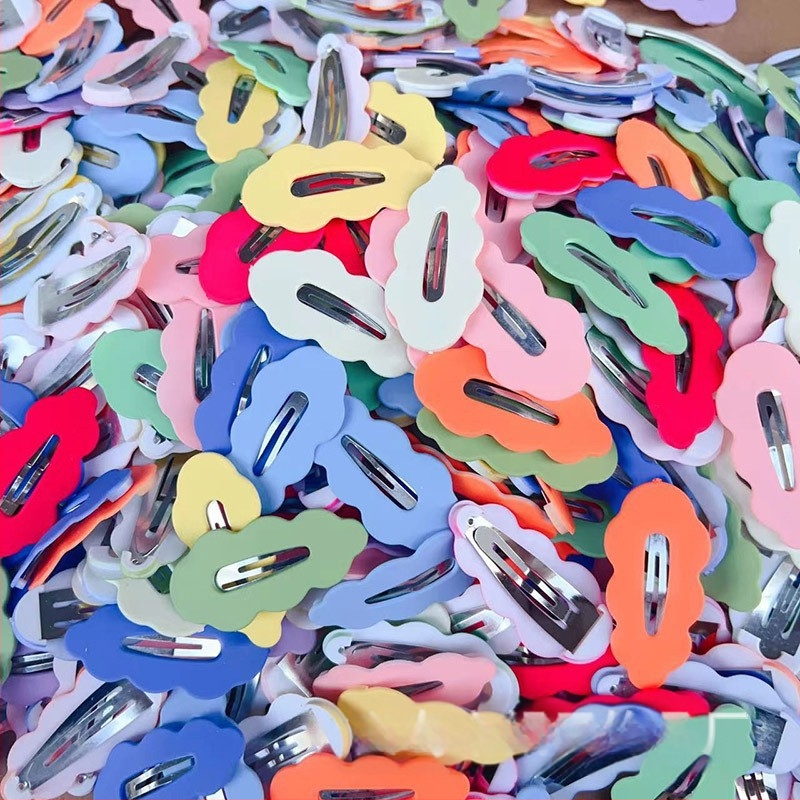 100 vnt. pakuotė ~ Mini segtukai, raudoni, purtomi, vaikiški kirpčiukai, nulūžę plaukai, maži segtukai, dovanų kioskas, kuriame parduodami segtukai