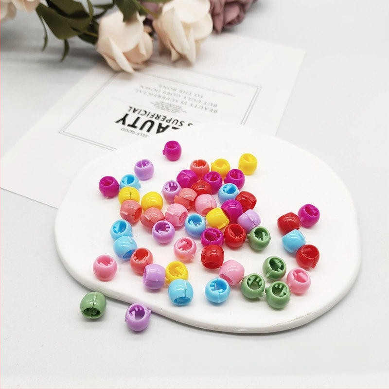 100 vnt. pakuotė ~ Mini segtukai, raudoni, purtomi, vaikiški kirpčiukai, nulūžę plaukai, maži segtukai, dovanų kioskas, kuriame parduodami segtukai