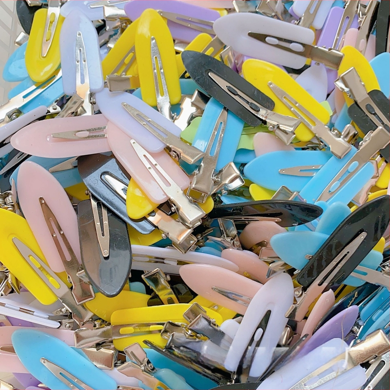 100 vnt. pakuotė ~ Mini segtukai, raudoni, purtomi, vaikiški kirpčiukai, nulūžę plaukai, maži segtukai, dovanų kioskas, kuriame parduodami segtukai