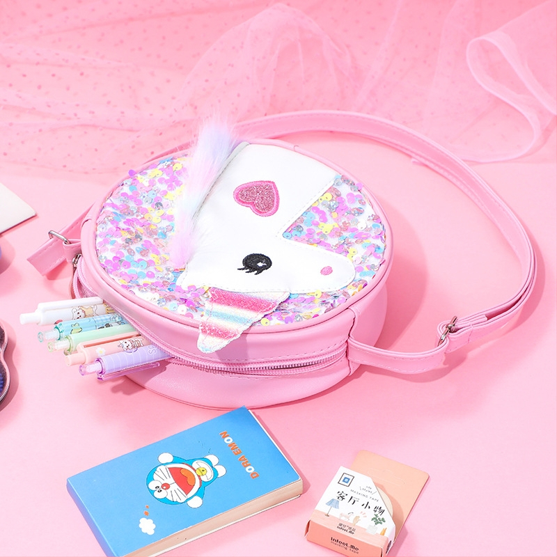 Jauna skolnieces multfilmu plecu soma ar fliteriem un vienradža plecu somu ar mirdzošiem varavīksnes mirdzumiem un jostas somiņu bērniem