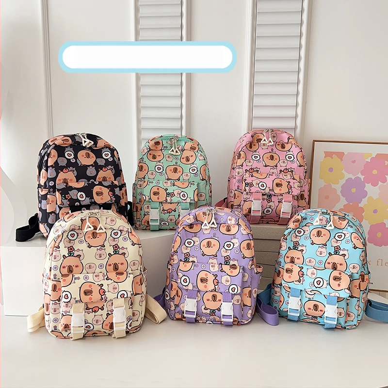 Moodne algkooli lastekott armas koomiksiga lasteaia väikese klassi tüdrukute suupistekott õues vaba aja veetmise seljakott