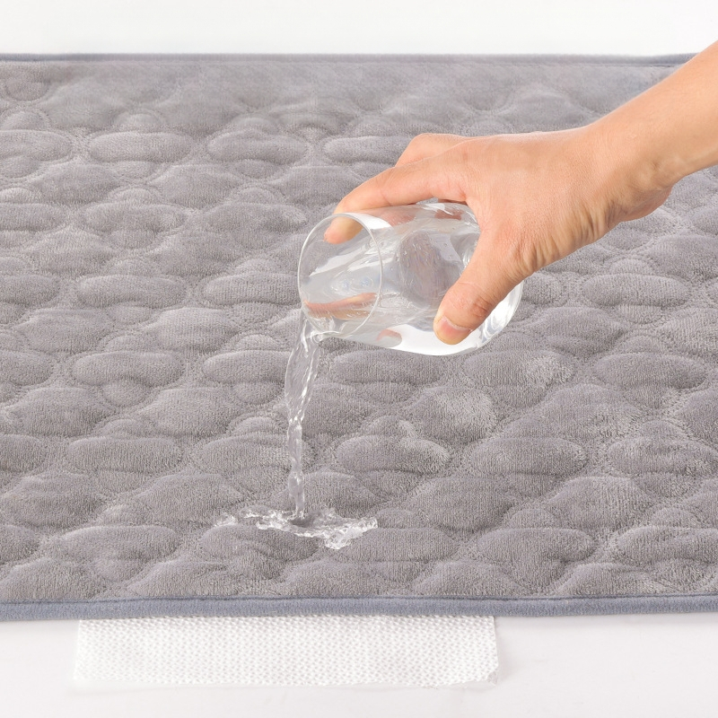 Tarptautiniu mastu parduodamas trumpas pliušinis žieminis daugkartinio naudojimo skalbiamas sauskelnių kilimėlis katėms ir šunims, vandeniui atsparus sauskelnių kilimėlis.