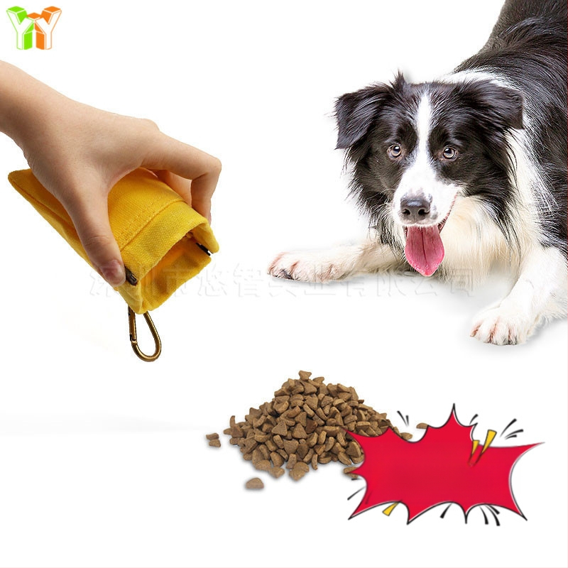 Sandėlyje yra drobinis, ant juosmens kabantis šunų maisto maišelis, atsparus vandeniui, elastingas, uždaras, nešiojamas šunų maisto maišelis pasivaikščiojimams