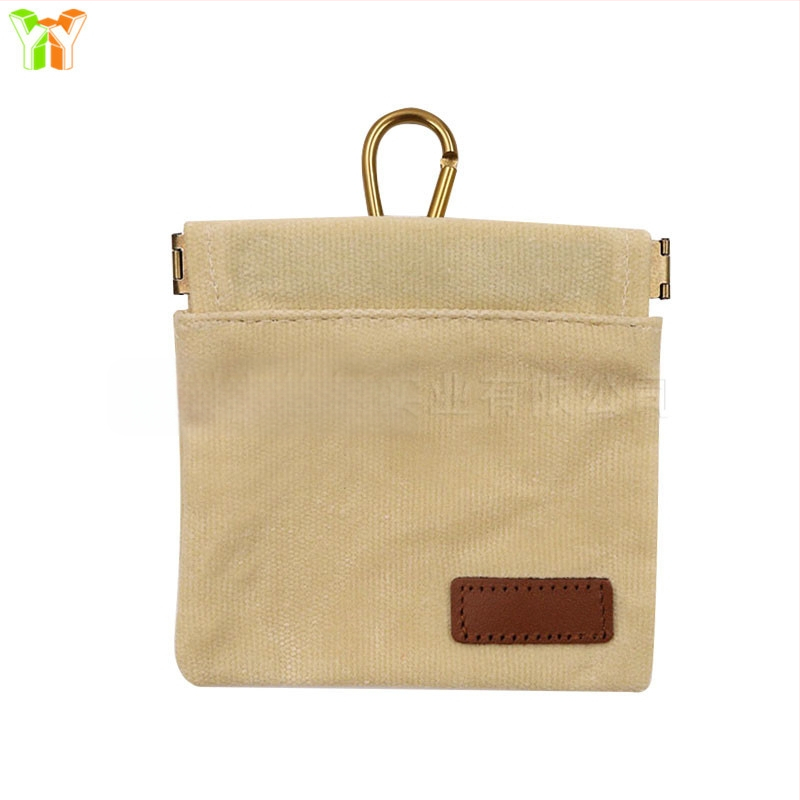 Sandėlyje yra drobinis, ant juosmens kabantis šunų maisto maišelis, atsparus vandeniui, elastingas, uždaras, nešiojamas šunų maisto maišelis pasivaikščiojimams