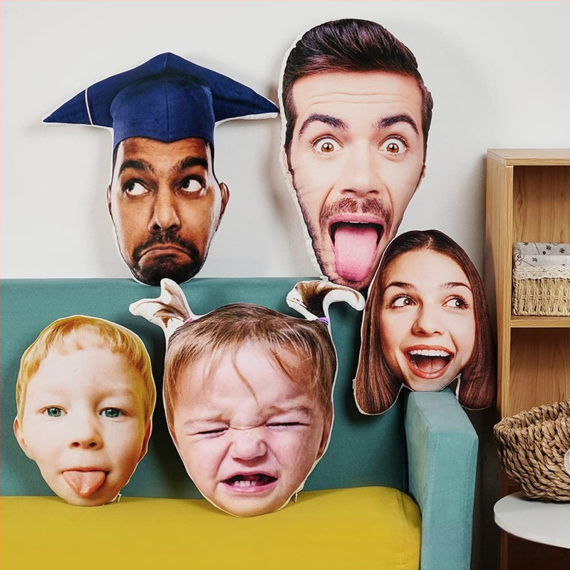 „Etsy“ perkamiausia netaisyklingos formos pagalvė su pagalvėlėmis, „Amazon“ perkamiausia realistiška augintinio personažo sofos pagalvėlė