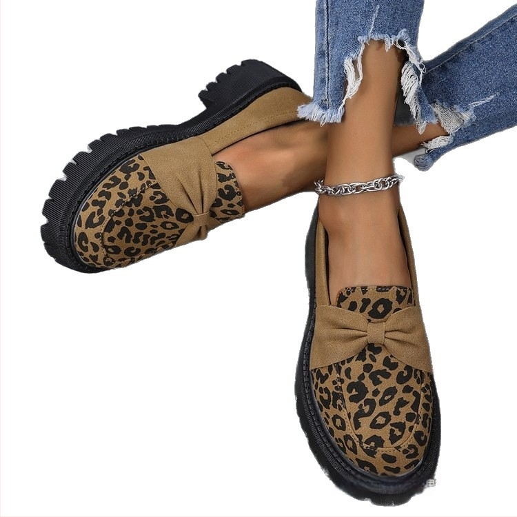 Mocasini damă toamna 2025, stil britanic nou, fără slip-on, cu talpă joasă, pentru comerț exterior, mărime mare, cu talpă groasă, imprimeu leopard, din piele, mici, pentru femei