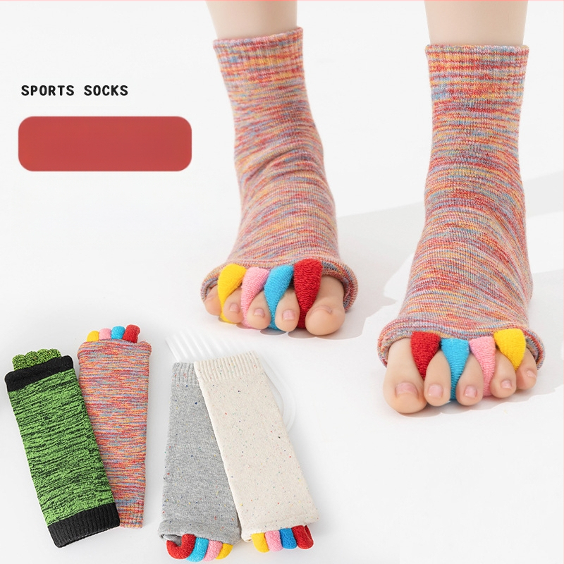 Tarptautinės japoniškos ir korėjietiškos spalvotos jogos kojinės su atviromis pirštais, skirtos nykščio valgus korekcijai.