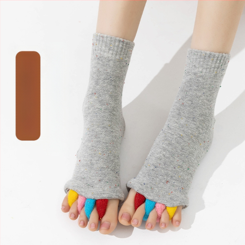 Tarptautinės japoniškos ir korėjietiškos spalvotos jogos kojinės su atviromis pirštais, skirtos nykščio valgus korekcijai.