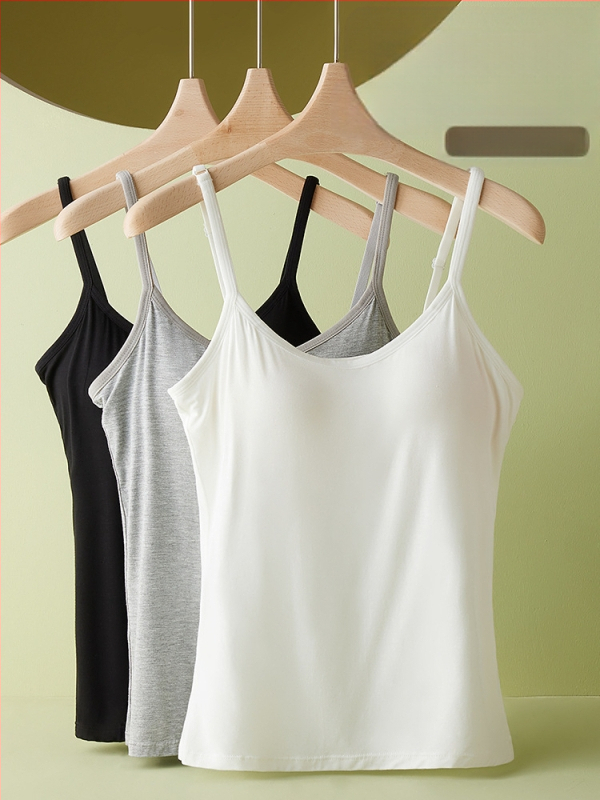 Plius dydžio liemenėlė su krūtinės įdėklu, moteriška nedėvima liemenėlė, reguliuojamo dydžio apatiniai, vientisa liemenėlė, vidinė apkūni mergina.