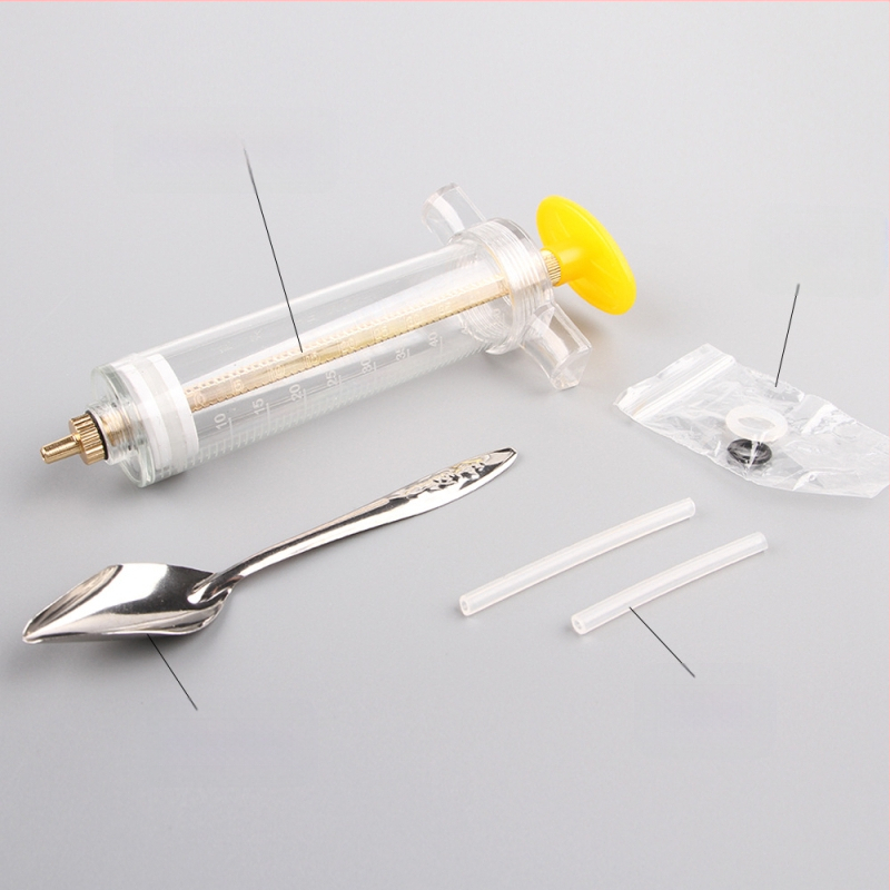 Gamyklos sandėlyje yra papūgų jauniklių plastikinis lesyklėlė rankomis auginamoms papūgoms skirtas švirkštinis lesyklėlė šaukšteliu paukščių reikmenų didmeninė prekyba