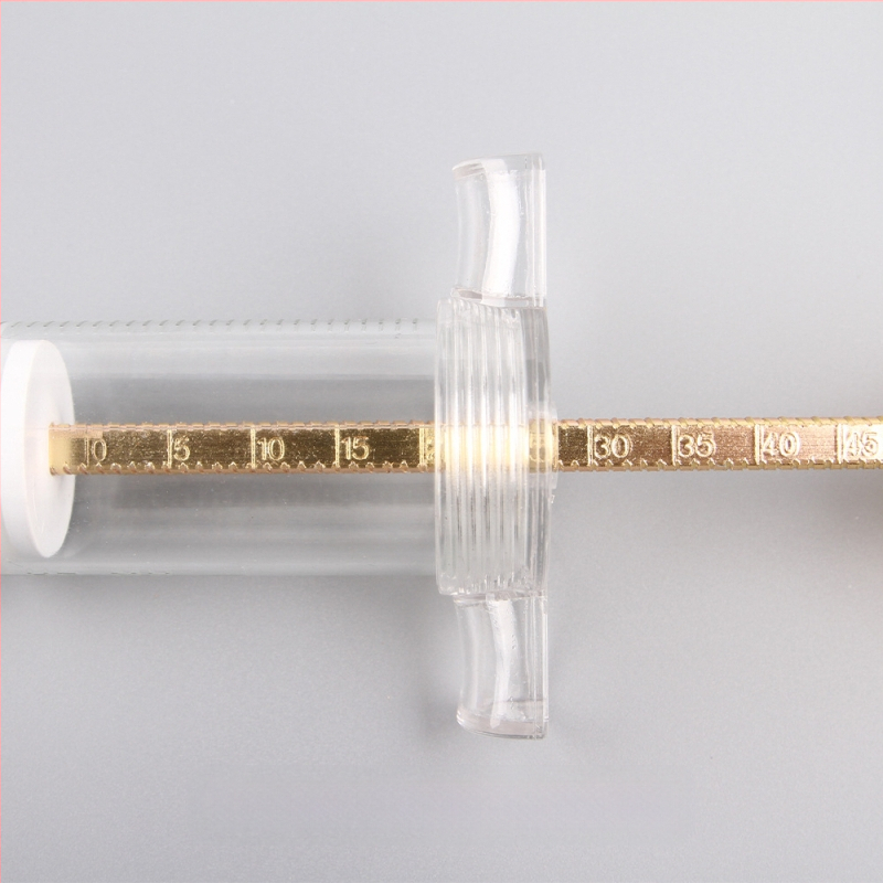 Gamyklos sandėlyje yra papūgų jauniklių plastikinis lesyklėlė rankomis auginamoms papūgoms skirtas švirkštinis lesyklėlė šaukšteliu paukščių reikmenų didmeninė prekyba