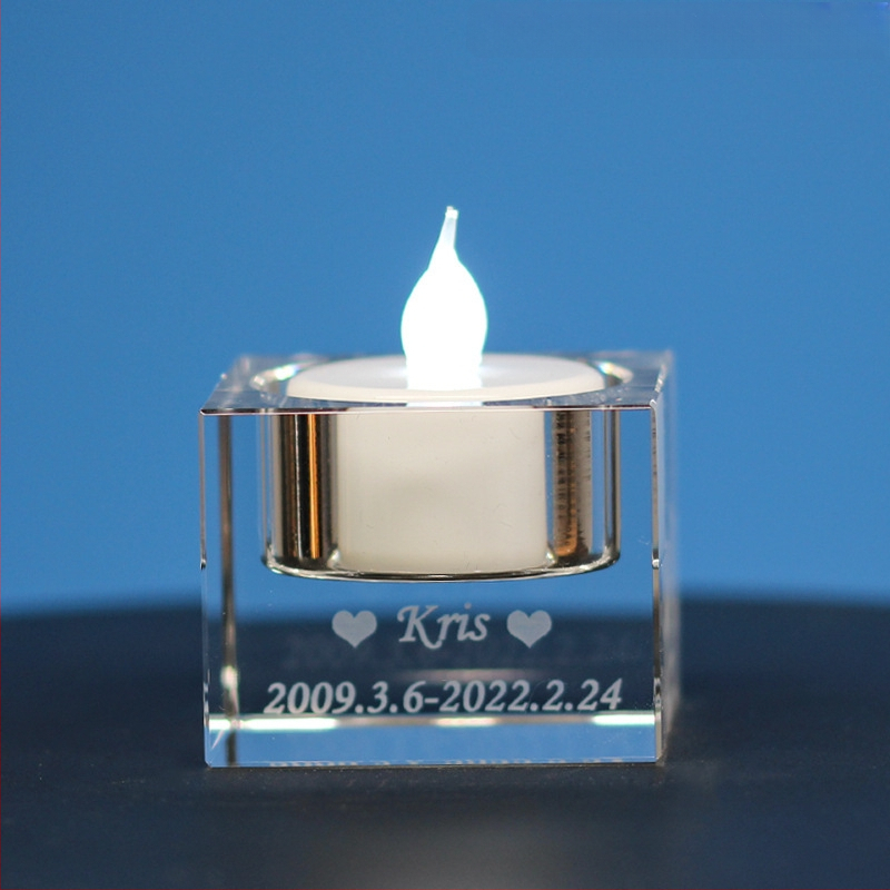 Krištolinių žvakidžių papuošalai, augintinių poros atminimo nuotrauka, vakarienė žvakių šviesoje, šiaurietiško romantiško stiliaus svetainės papuošalai