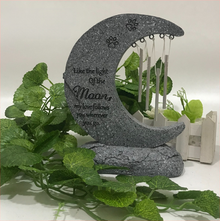 Tarpvalstybinę vietą galima pritaikyti su graviruotu mėnulio, vėjo varpelio, antkapio kiemo dekoracija, dervos papuošalais, naminių kačių ir šunų atminimui.