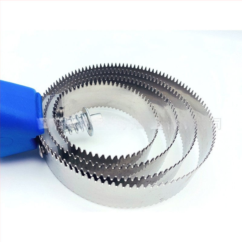 Négy, öt és hat kör alakú, fogazott fésű, tehén- és lóizzadságkaparó, viszketéscsillapító gereblye, lószőrfésű, fogkarcoló, kisállatfésű, szőrtelenítő kefe