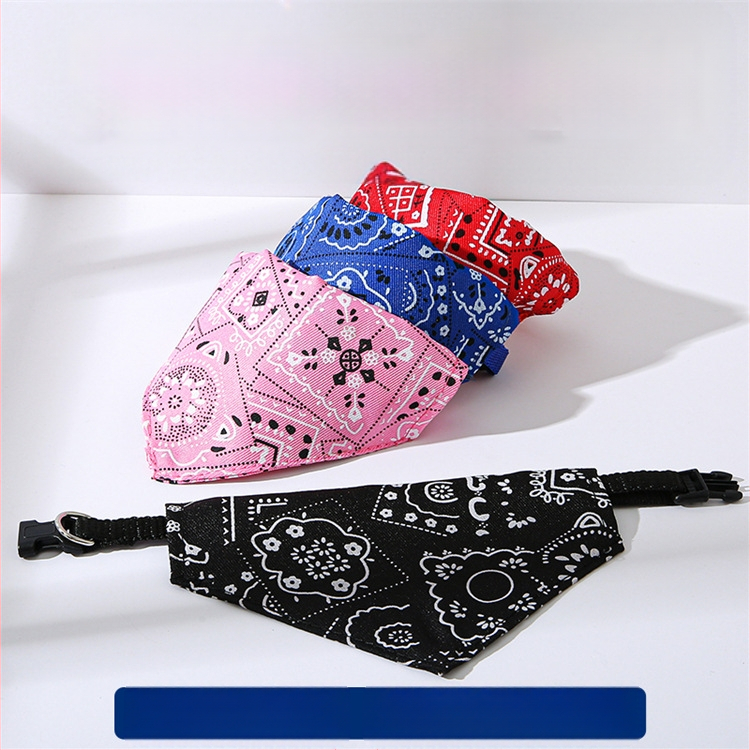 Állítható nyakörv kutyáknak és macskáknak, háromszög mintás, kockás mintával