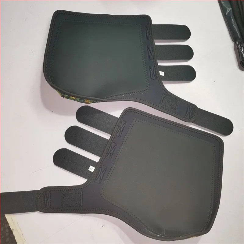 Kõrge elastsusega sukeldumismaterjalist kangas, pehme lööke neelav kokkupõrkevastane rakmete jalakaitsmetega hobuserihmad, elastne sall, ühe hobuse vest õues kasutamiseks