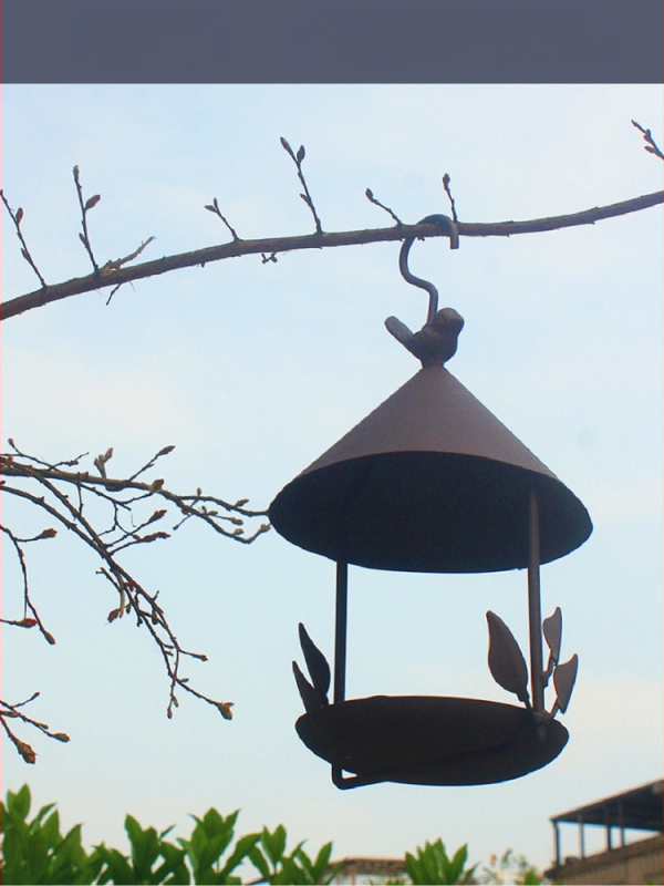 Papuošalai lauko geležinei paukščių lesyklai pakabinamas krepšelis, norintis papuošti kraštovaizdį, sodo balkono dekoravimas