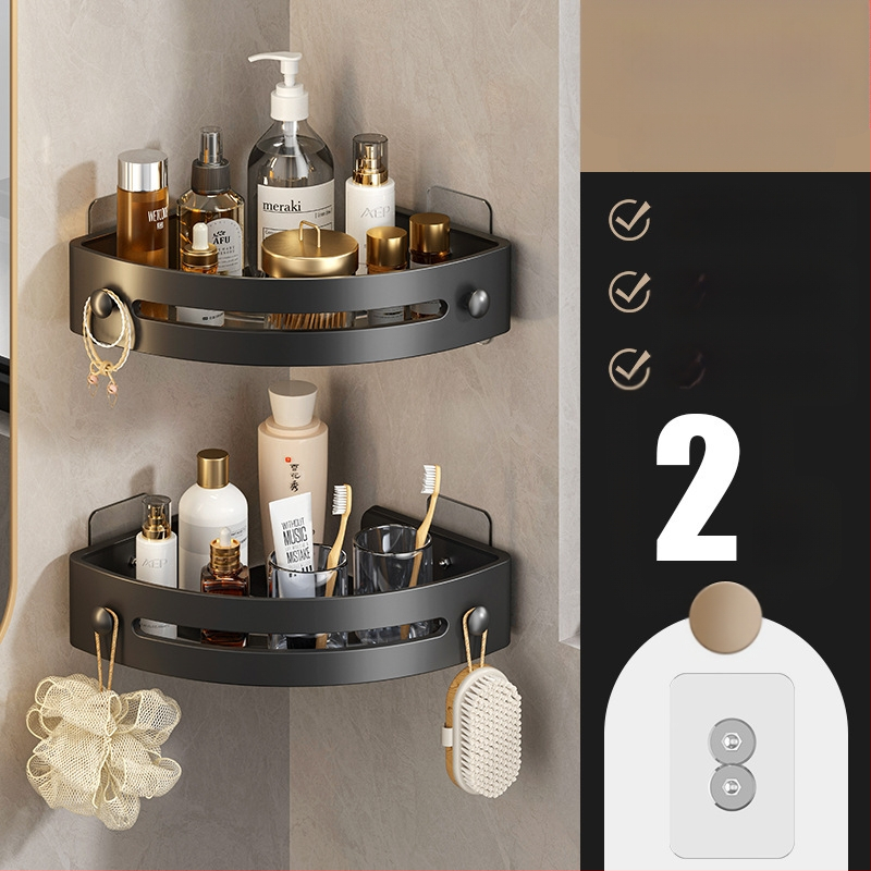 Tualetas be perforatoriaus, vonios kambarys, tualeto laikymo lentynėlė, prie sienos tvirtinamas tualeto praustuvas, trikampė laikymo lentynėlė, pakaba kampelyje