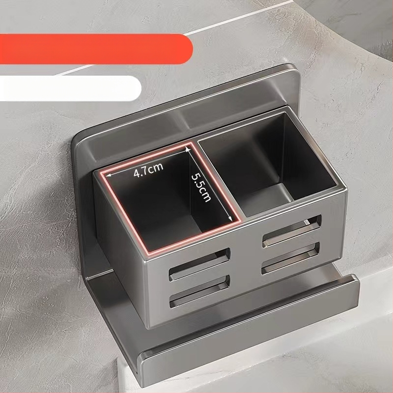 Vonios kambario šukų lentynėlė, tualetas be skylių, prie sienos tvirtinamas tualetas, kosmetinis skustuvas, dantų šepetėlis, dantų pastos laikymo cilindras