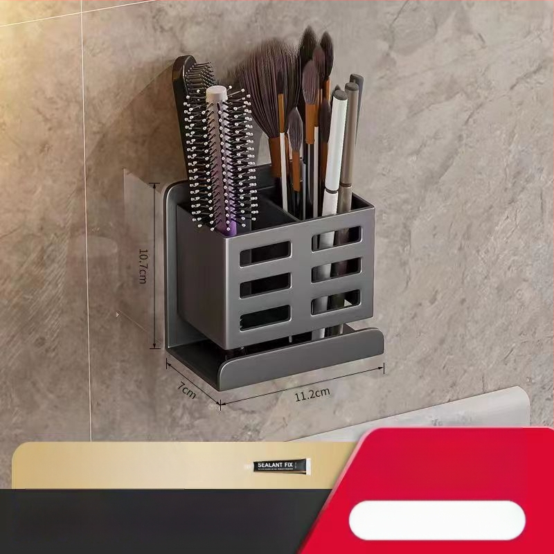 Vonios kambario šukų lentynėlė, tualetas be skylių, prie sienos tvirtinamas tualetas, kosmetinis skustuvas, dantų šepetėlis, dantų pastos laikymo cilindras